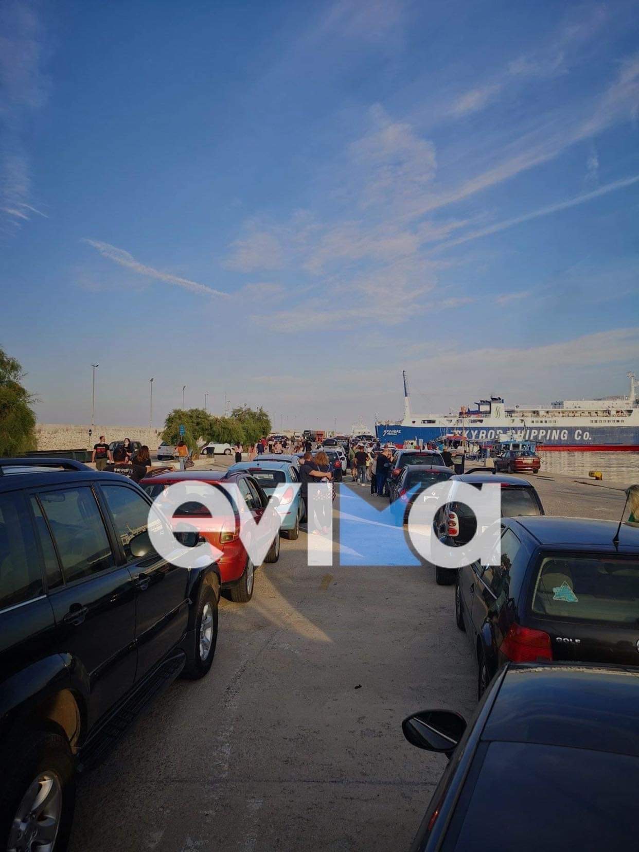 Το evima.gr στο λιμάνι της Κύμης: Ουρές ΙΧ μέχρι και έξω από το λιμάνι για επιβίβαση στο πλοίο της Σκύρου [εικόνες]