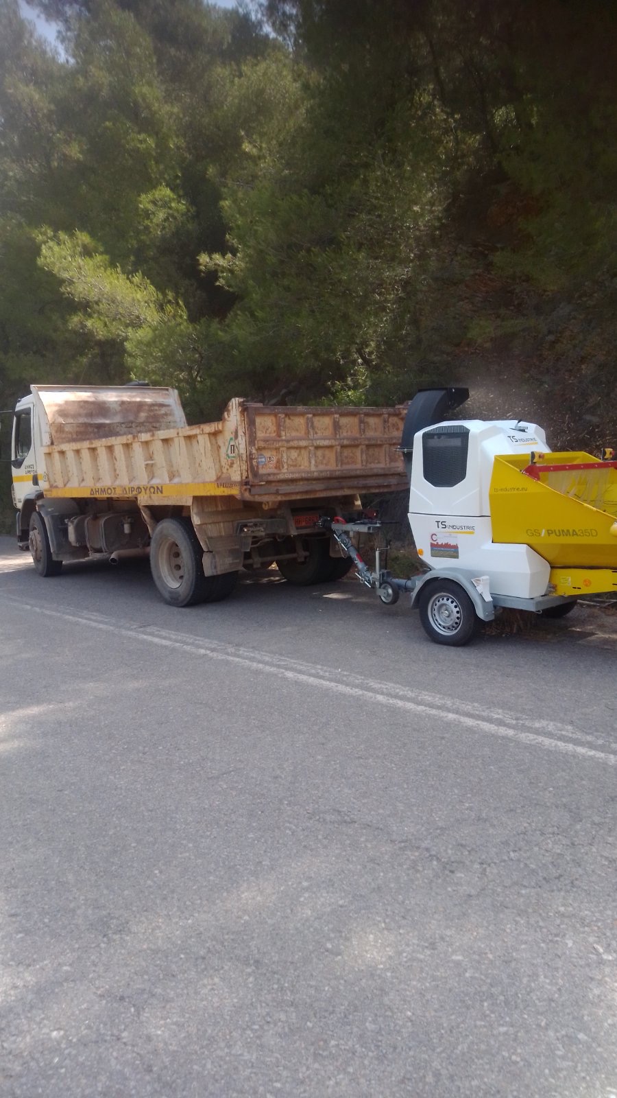 Δήμος Διρφύων Μεσσαπίων:Καθαρίζονται οι δρόμοι με κλαδοτεμαχιστή