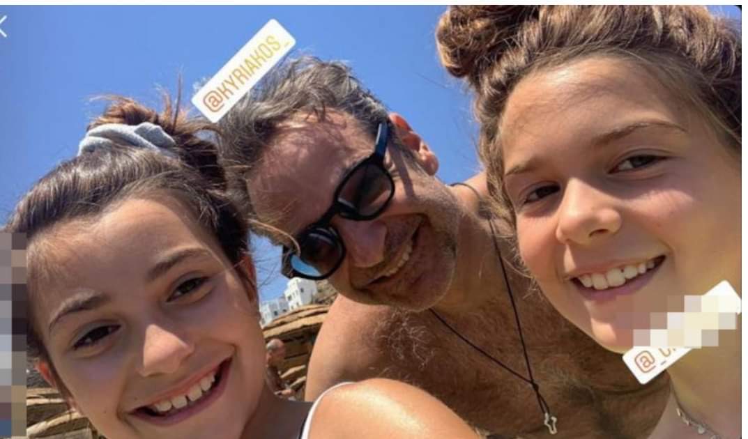 Δεν χάλασε χατήρι στα δύο κορίτσια ο πρωθυπουργός – Η τρυφερή selfie στην Τήνο
