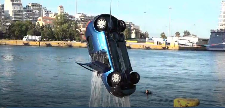 Τραγωδία στο λιμάνι του Πειραιά: Ένας νεκρός από πτώση αυτοκινήτου στη θάλασσα