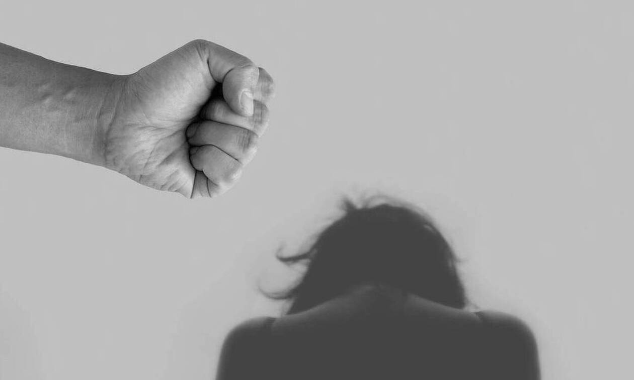 Ξυλοκόπησε τη γυναίκα του μπροστά στα παιδιά τους για λίγα ευρώ