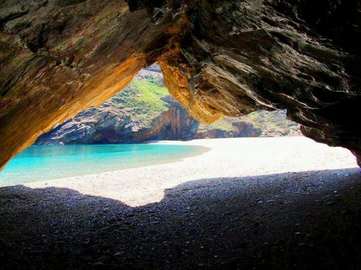 Η άγνωστη παραλία-σπηλιά στην Εύβοια που θα σας ξετρελάνει!