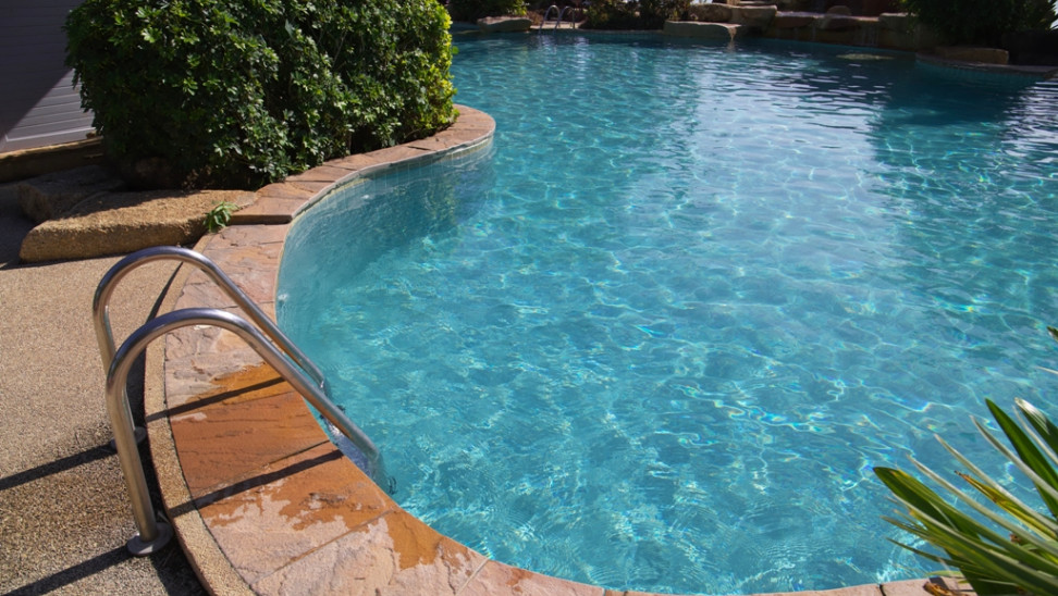 Αγωνία για παιδί που εντοπίστηκε χωρίς τις αισθήσεις του σε πισίνα