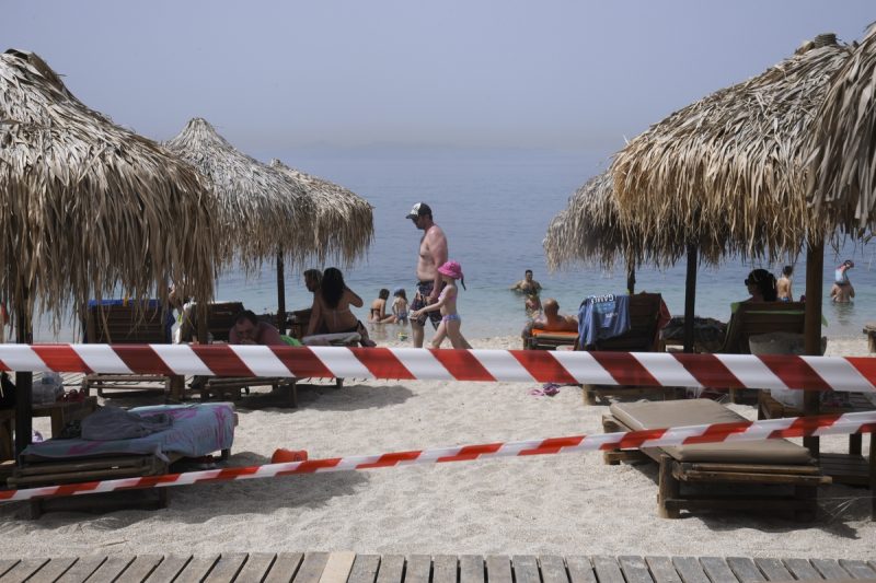Ξηλώθηκαν ομπρέλες και ξαπλώστρες εξαιτίας παράνομης κατάληψης αιγιαλού και παραλίας