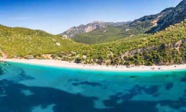 Η εντυπωσιακή παραλία της Εύβοιας με τα κρυστάλλινα νερά