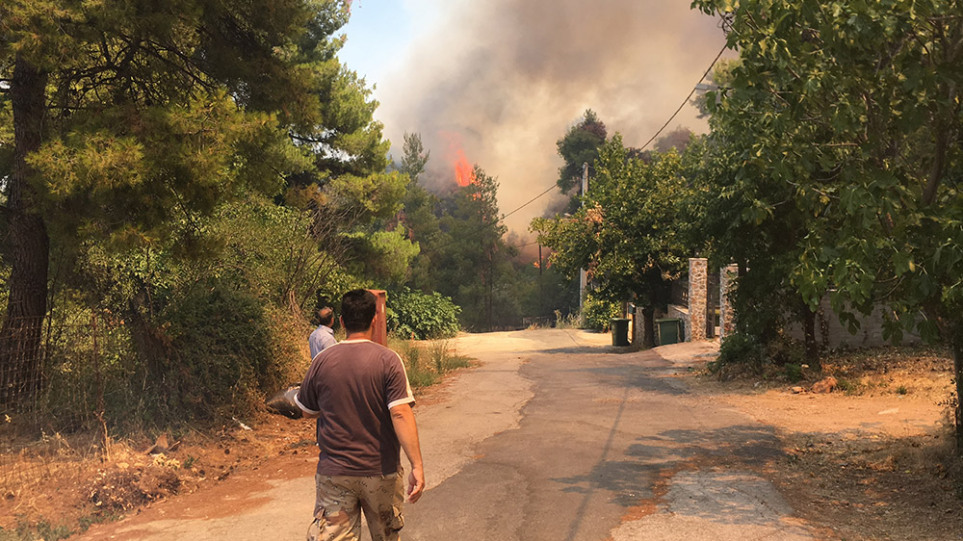 Φωτιά στη Σταμάτα: Εκκενώθηκε ο οικισμός «Γαλήνη»
