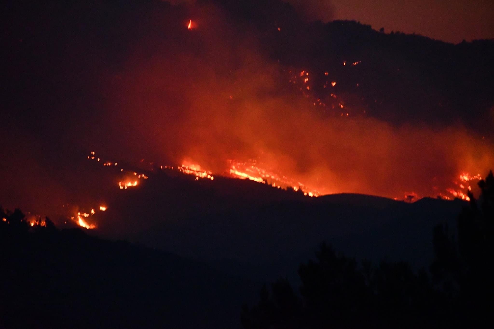 Φωτιά στη Σάμο: Δύσκολη νύχτα – Περιορισμοί στην κυκλοφορία [βίντεο]