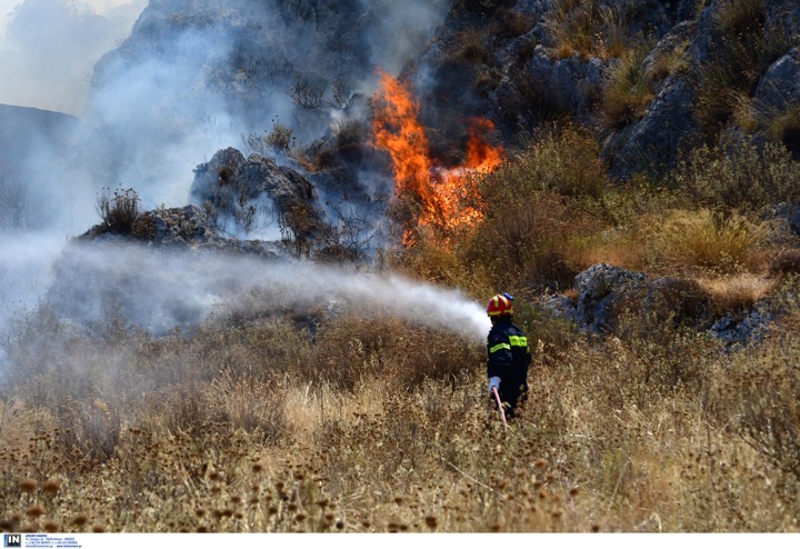 Φωτιά και στο Βύρωνα κοντά σε σπίτια