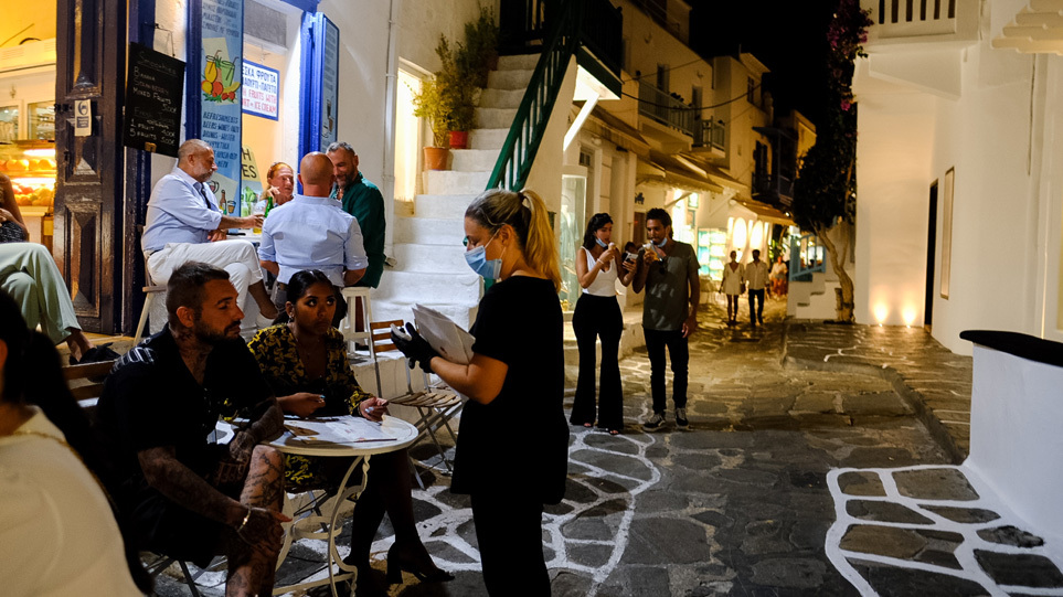 Ανησυχία για τα «πορτοκαλί» νησιά – Ερχεται «μοντέλο Μυκόνου» σε Πάρο, Σαντορίνη, Ιο, Κρήτη;