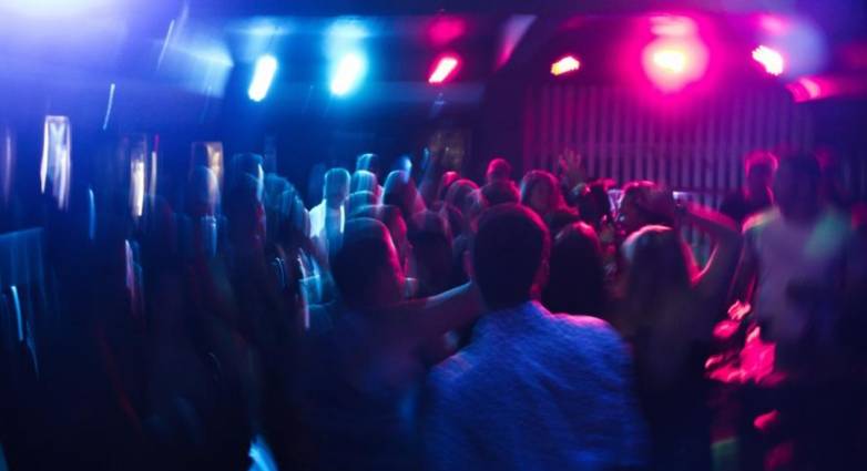 Κορονοϊός: Τα συνεχόμενα πάρτι φέρνουν αλλαγές – Σκέψεις για καταστήματα μόνο με εμβολιασμένους