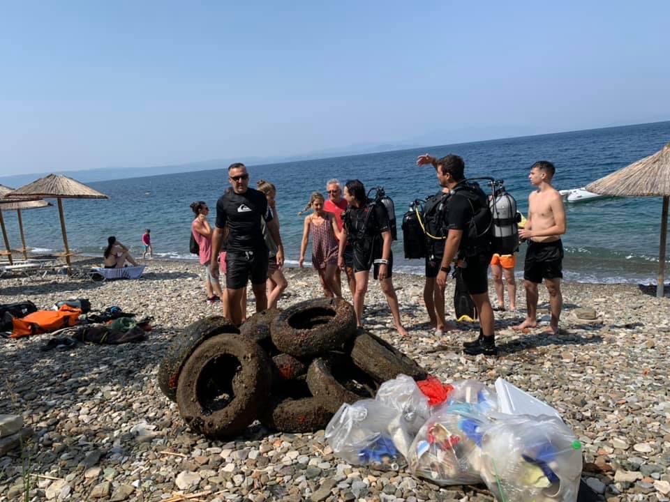 Εθελοντές δύτες καθάρισαν την παραλία Κιόσκι στη Λίμνη [εικόνες]