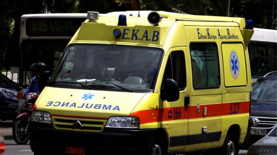 Αγωνία για 16χρονο που έκανε βουτιά στη θάλασσα και τραυματίστηκε
