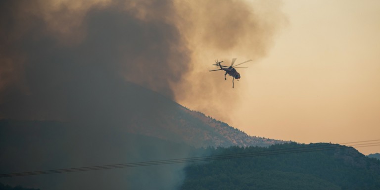 Φωτιά στην Ελευσίνα – Πνέουν ισχυροί άνεμοι