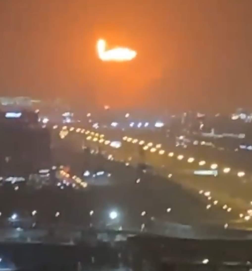 Μεγάλη έκρηξη συγκλόνισε το λιμάνι του Ντουμπάι: Στις φλόγες φορτηγό πλοίο [βίντεο]