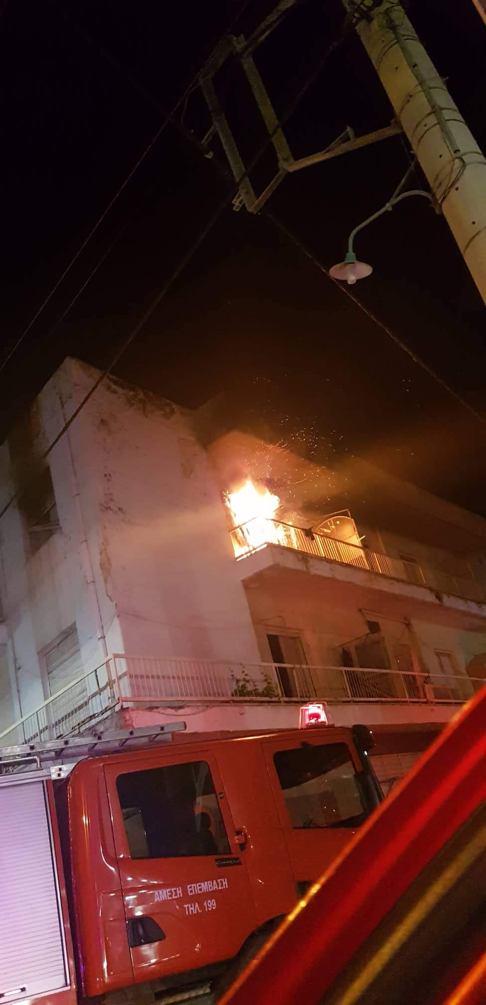 Εύβοια: Φωτιά σε πολυκατοικία στο κέντρο της Νέας Αρτάκης [εικόνα]