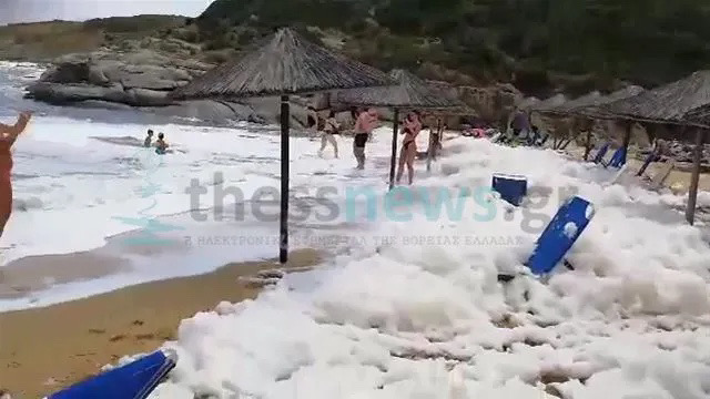 Παραλία πλημμύρισε με αφρούς – Δείτε το βίντεο