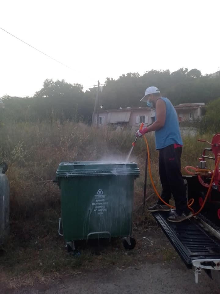 Β. Εύβοια: Αυτός είναι αντιδήμαρχος Καθαριότητας! Έπλυνε και απολύμανε όλους του κάδους απορριμμάτων [εικόνες]