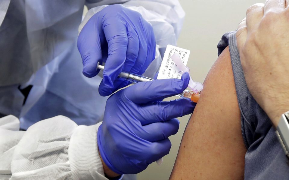 Γιατί νοσούν οι εμβολιασμένοι: Τι λένε  Δημόπουλος και Μαγιορκίνης