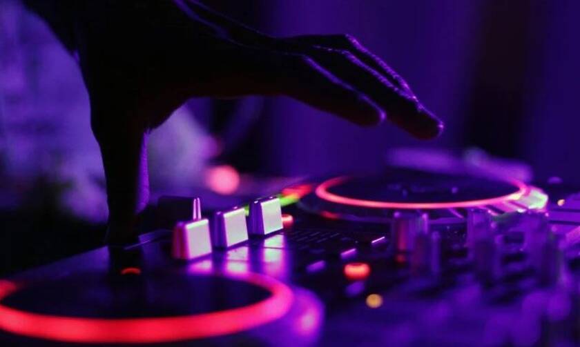 Νέα μέτρα: Συνεδριάζει η επιτροπή – Το «φρένο» Σκέρτσου και τα covid free νυχτερινά κέντρα