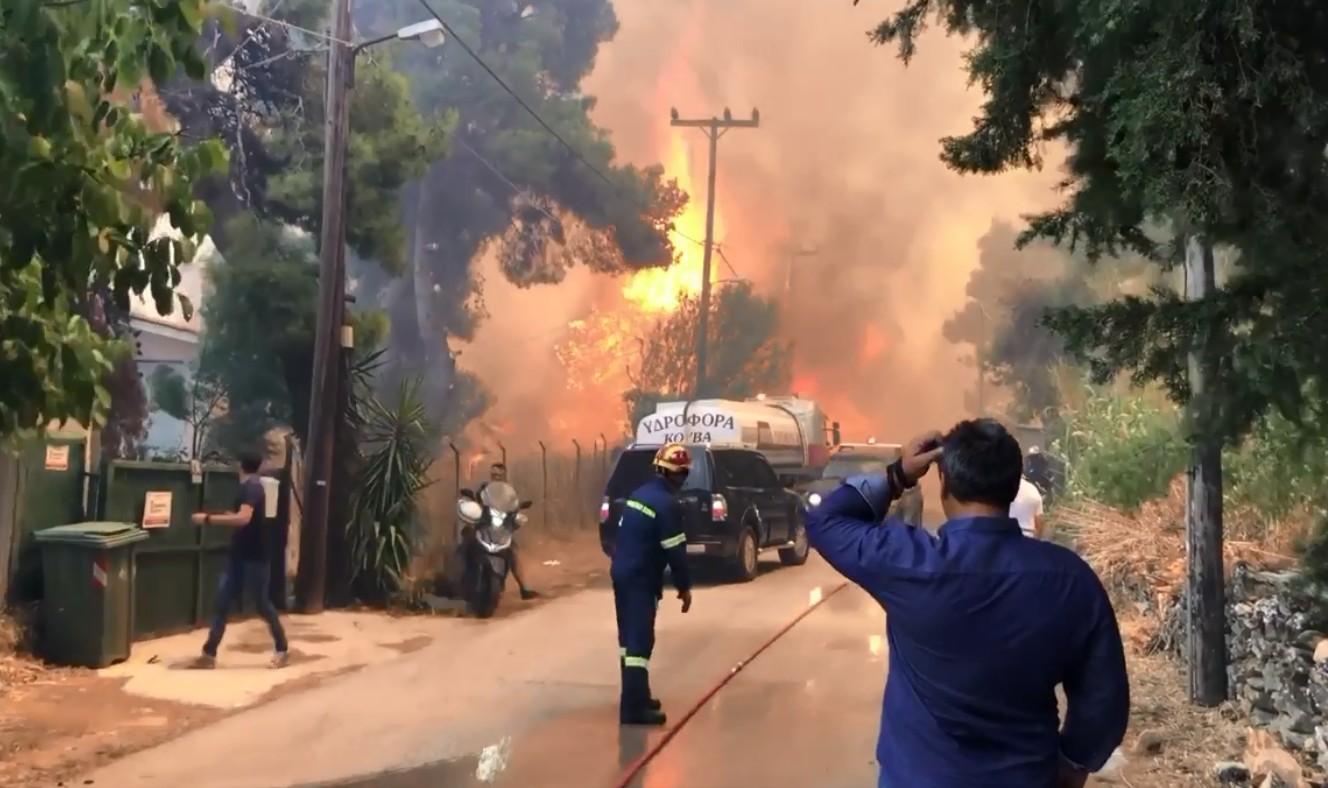 Εκτός ελέγχου η φωτιά σε Σταμάτα-Ροδόπολη -Καίγονται σπίτια – Πολίτης άκουσε να σκάνε γκαζάκια