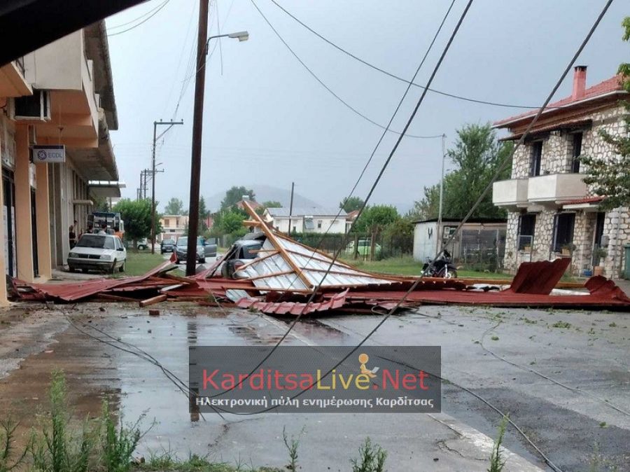 Καρδίτσα: Ισχυρό μπουρίνι χτύπησε την πόλη του Παλαμά – Έπεσαν κολώνες και δέντρα, έφυγαν σκεπές [εικόνες]