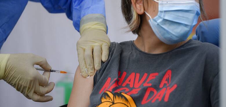 Η πρώτη 15χρονη που εμβολιάστηκε στη Θεσσαλία: «Να τρέξουν να εμβολιαστούν»