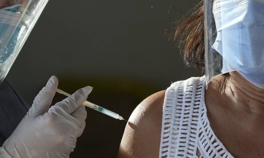 Υποχρεωτικός Εμβολιασμός: Ποιους αφορά τελικά, τι προβλέπει για αναστολές και απολύσεις