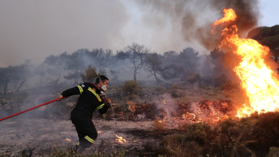 Μεγάλη φωτιά στο Δήμο Σαρωνικού – Μήνυμα του 112 για εκκένωση της Φέριζας