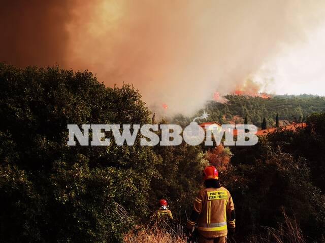 Φωτιά στα Βίλια: Καίει τα πρώτα σπίτια η πυρκαγιά