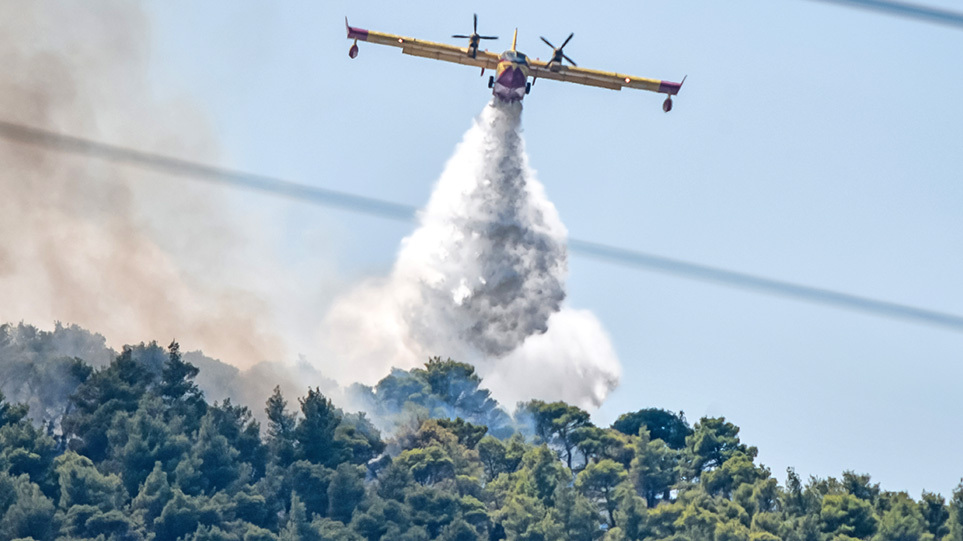 Συναγερμός στα Βίλια: Η φωτιά πλησιάζει απειλητικά τον οικισμό