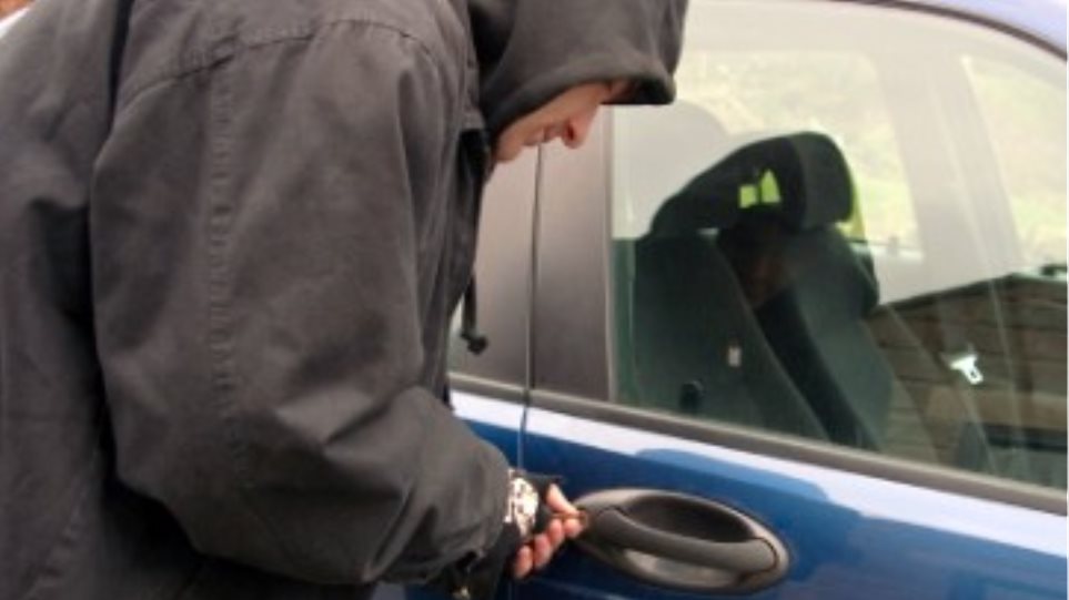 Εύβοια: Προσοχή! Διαρρήκτης ανοίγει αυτοκίνητα στην Αμάρυνθο