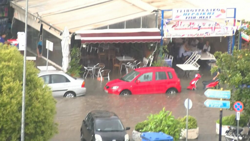 Αλλαγή του καιρού: Βροχές στην Αττική, Χαλάζι στη Φθιώτιδα, Πλημμυρισμένοι δρόμοι στην Καβάλα [βίντεο]
