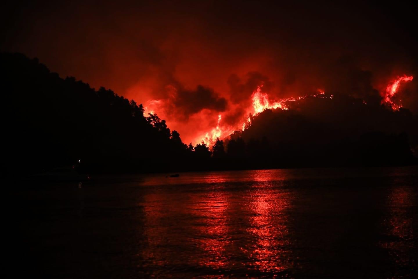 Φωτιά Εύβοια: Βρέθηκε εμπρηστής να βάζει γκαζάκια κάτω από δέντρα στα Λουτρά Γιάλτρων