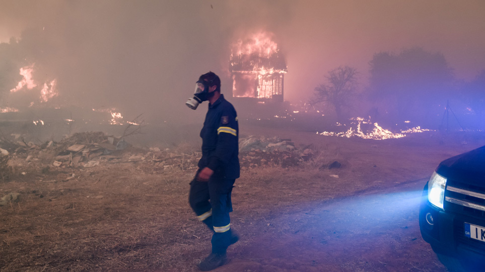 Φωτιά στα Βίλια: Αυτή θα είναι η πιο δύσκολη νύχτα – Κάηκαν κτίσματα εκτός οικισμού – Μάχη για να μην περάσει στο πάνω μέρος του δάσους