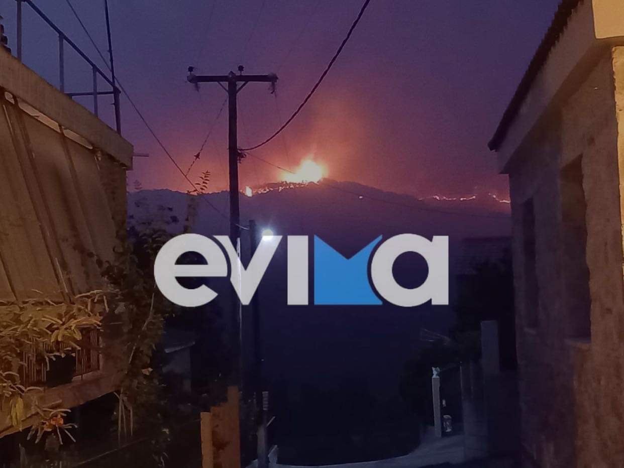 Εύβοια: Κάηκαν σπίτια στην Κεράμεια- Εγκλωβίστηκαν πυροσβέστες