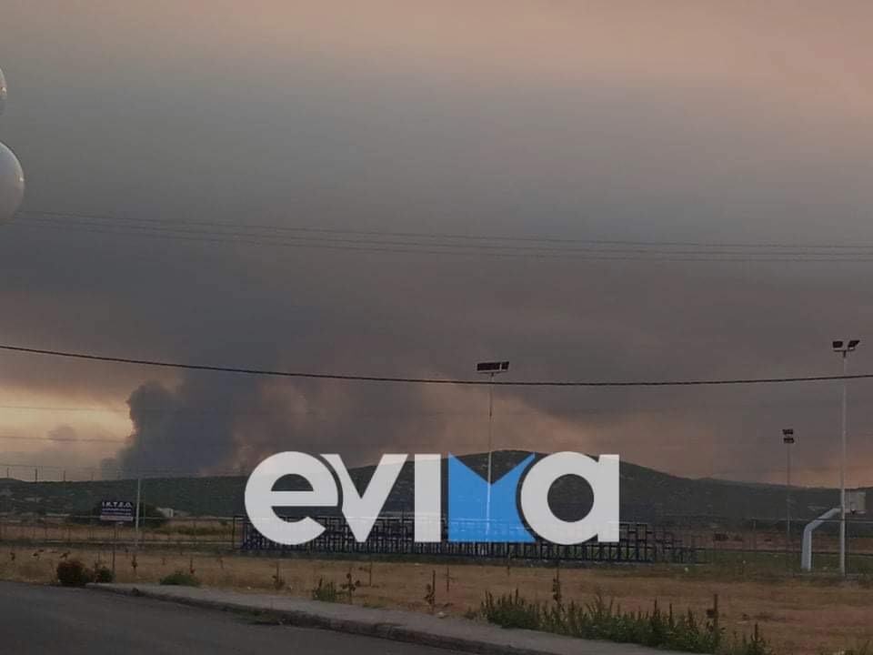 Φωτιά στα Βίλια: Καίει ανεξέλεγκτη για 4η ημέρα – Εκκενώθηκαν πέντε οικισμοί