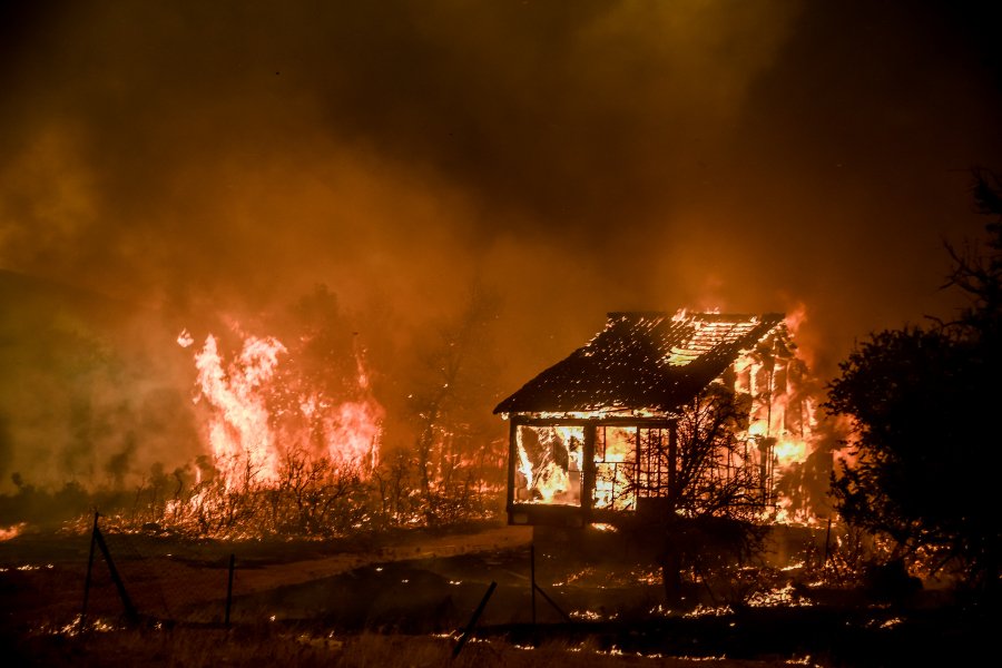 Φωτιά στα Βίλια: Καίει για τέταρτη ημέρα – Εκκενώνονται προληπτικά οικισμοί