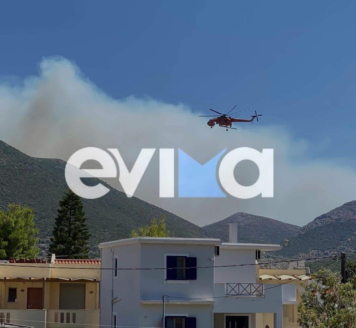 Ραβιόλος στο evima.gr: Η φωτιά στα Μεσοχώρια είναι ανεξέλεγκτη – Καίει κοντά σε σπίτια