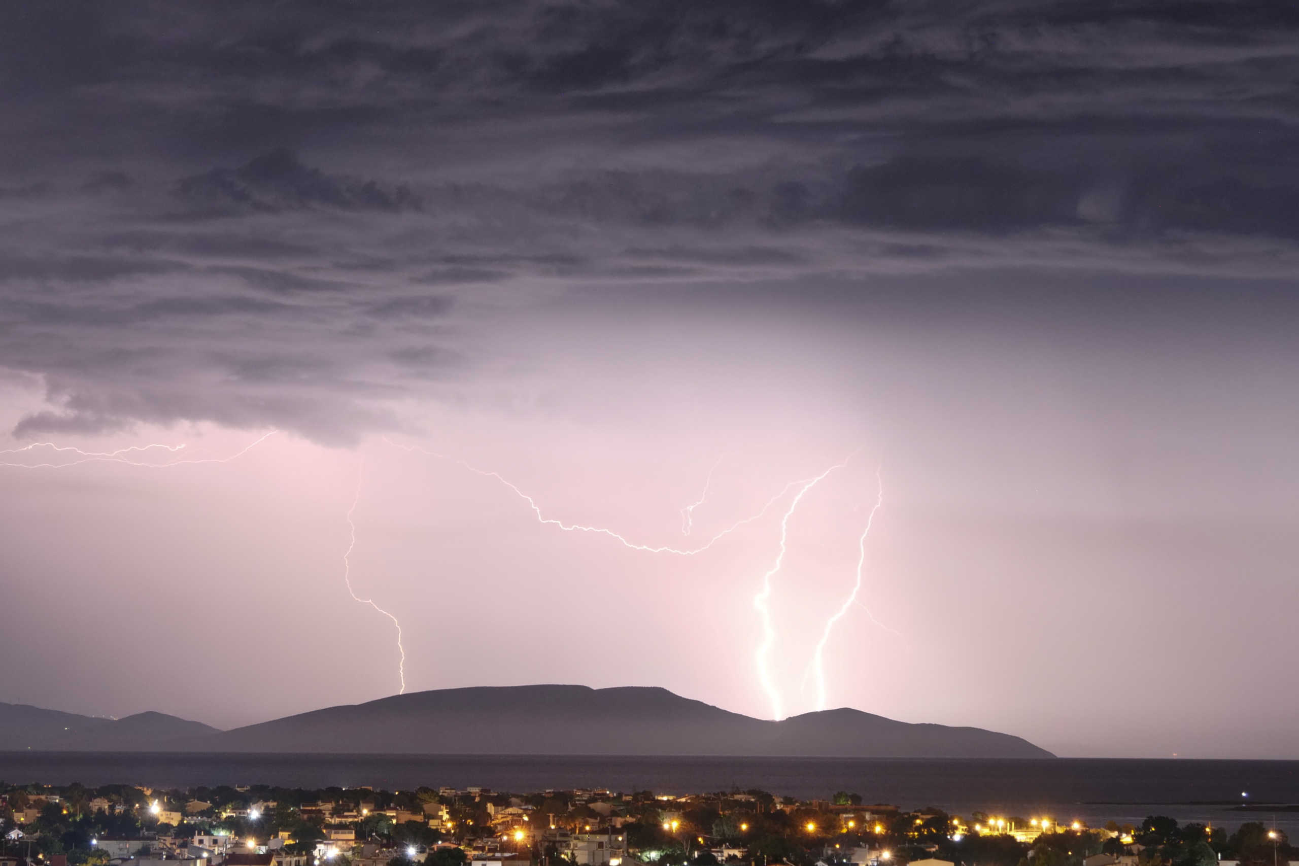 Καιρός: Έκτακτη προειδοποίηση Αρναούτογλου – Μπόρες και καταιγίδες την Τετάρτη, πού θέλει προσοχή