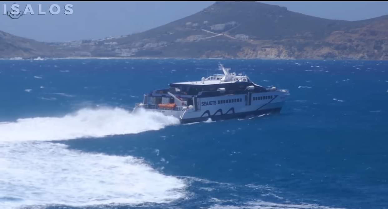 Βίντεο με τη μάχη που δίνει το Sifnos jet με τα κύματα στο Αιγαίο