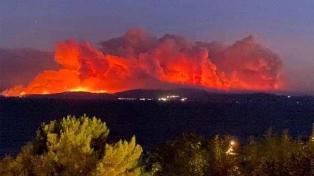 Φωτιά στην Εύβοια: Εικόνα Αποκάλυψης από τη Σκιάθο