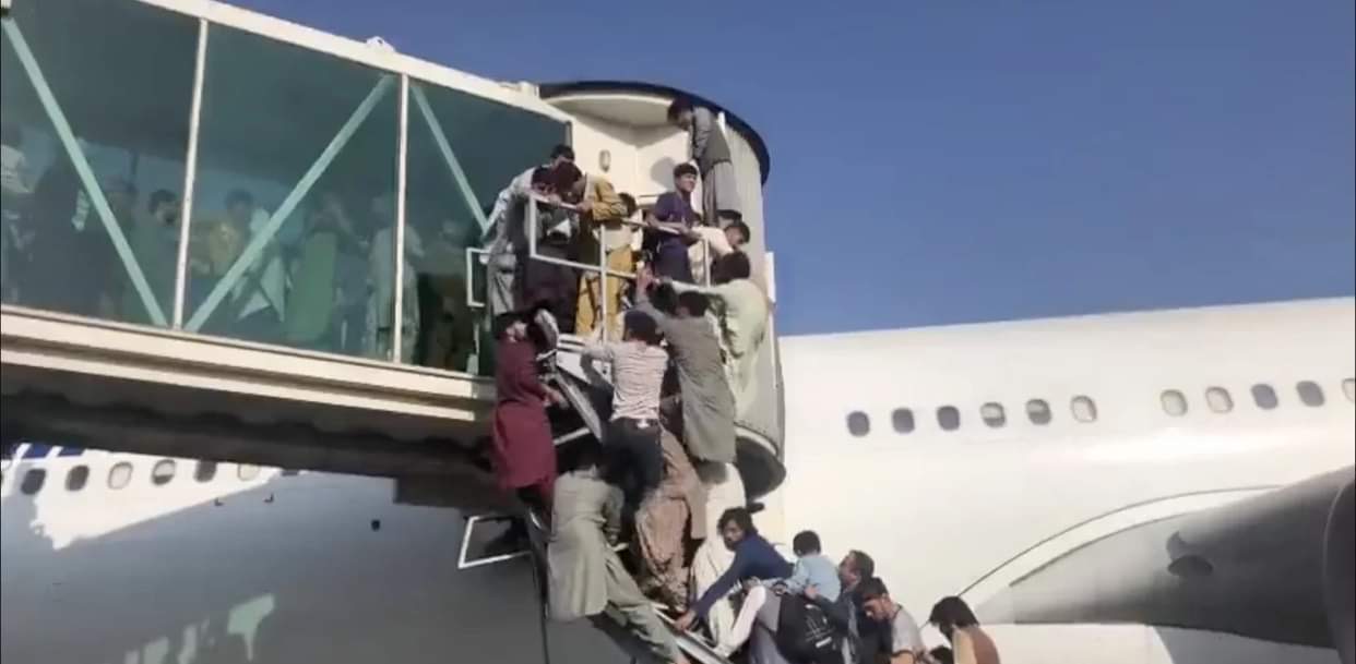 Καμπούλ: Χάος και πυροβολισμοί στο αεροδρόμιο – Άνθρωποι κρέμονται από τα αεροπλάνα [βίντεο]