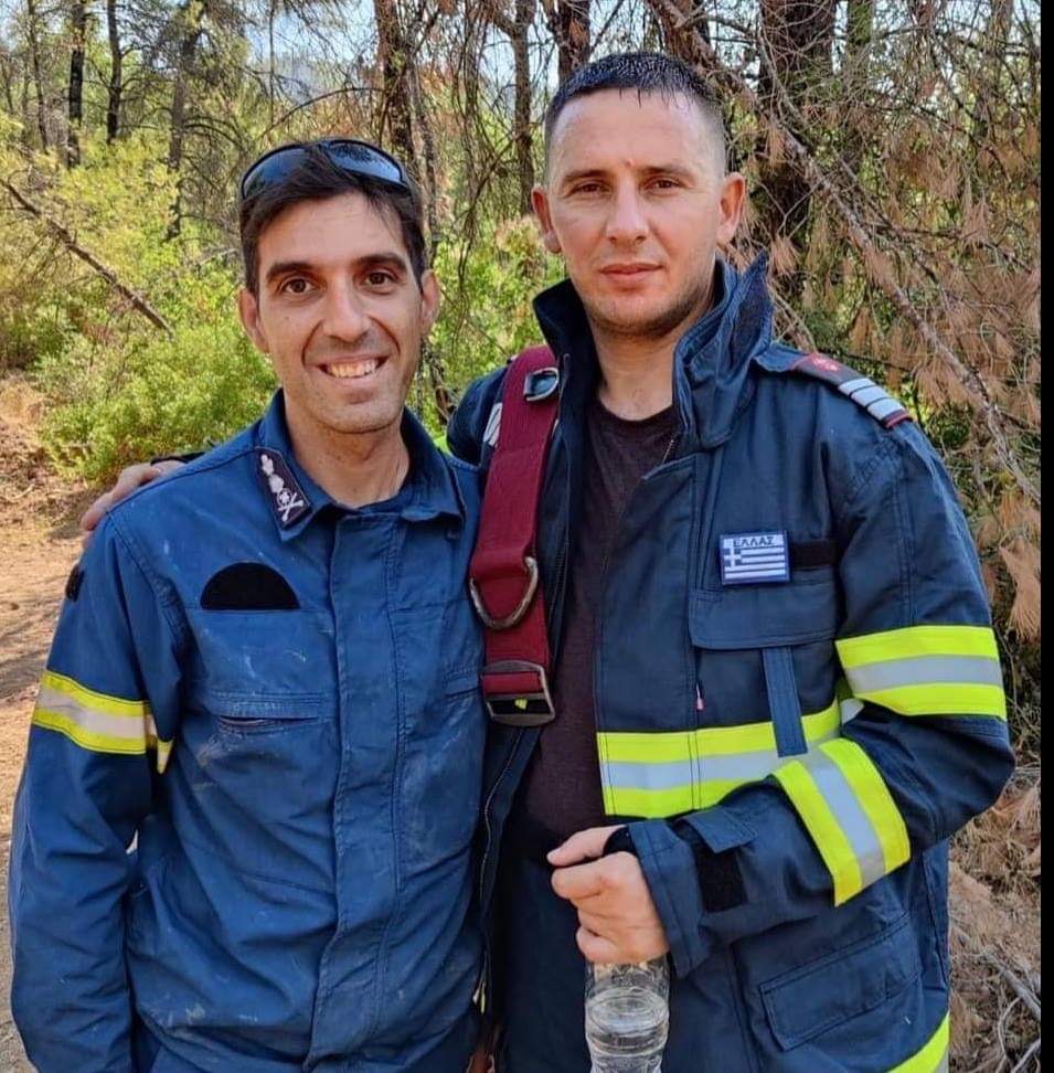 Φωτιά Εύβοια: Το δώρο Έλληνα πυροσβέστη σε Ρουμάνο συνάδελφό του