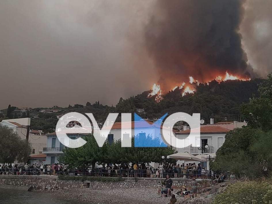 Φωτιά στην Εύβοια: «Θα καούμε ζωντανοί στην Ιστιαία, οι φλόγες μας περικύκλωσαν», λένε οι κάτοικοι