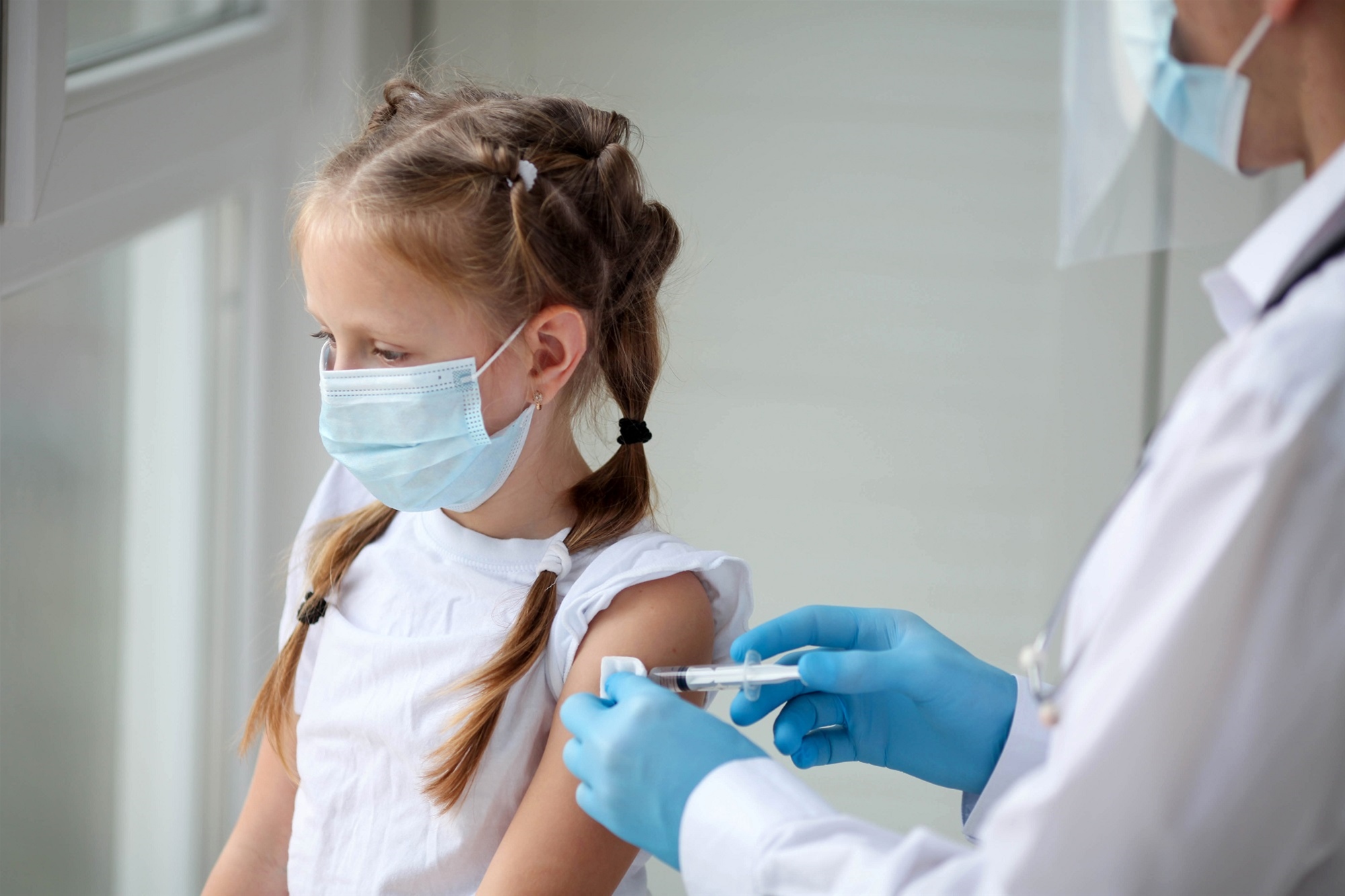 Θεοδωρίδου: Ανά πέντε κρούσματα ένα παιδί – Να εμβολιαστούν από 12 ως 17 ετών για να προστατευτούν