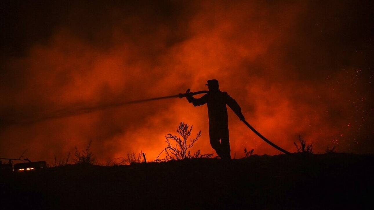 Φωτιά στη Ρόδο: Ολονύχτια «μάχη» με τις φλόγες, εκκενώθηκαν χωριά – Μπλακ άουτ στο νησί