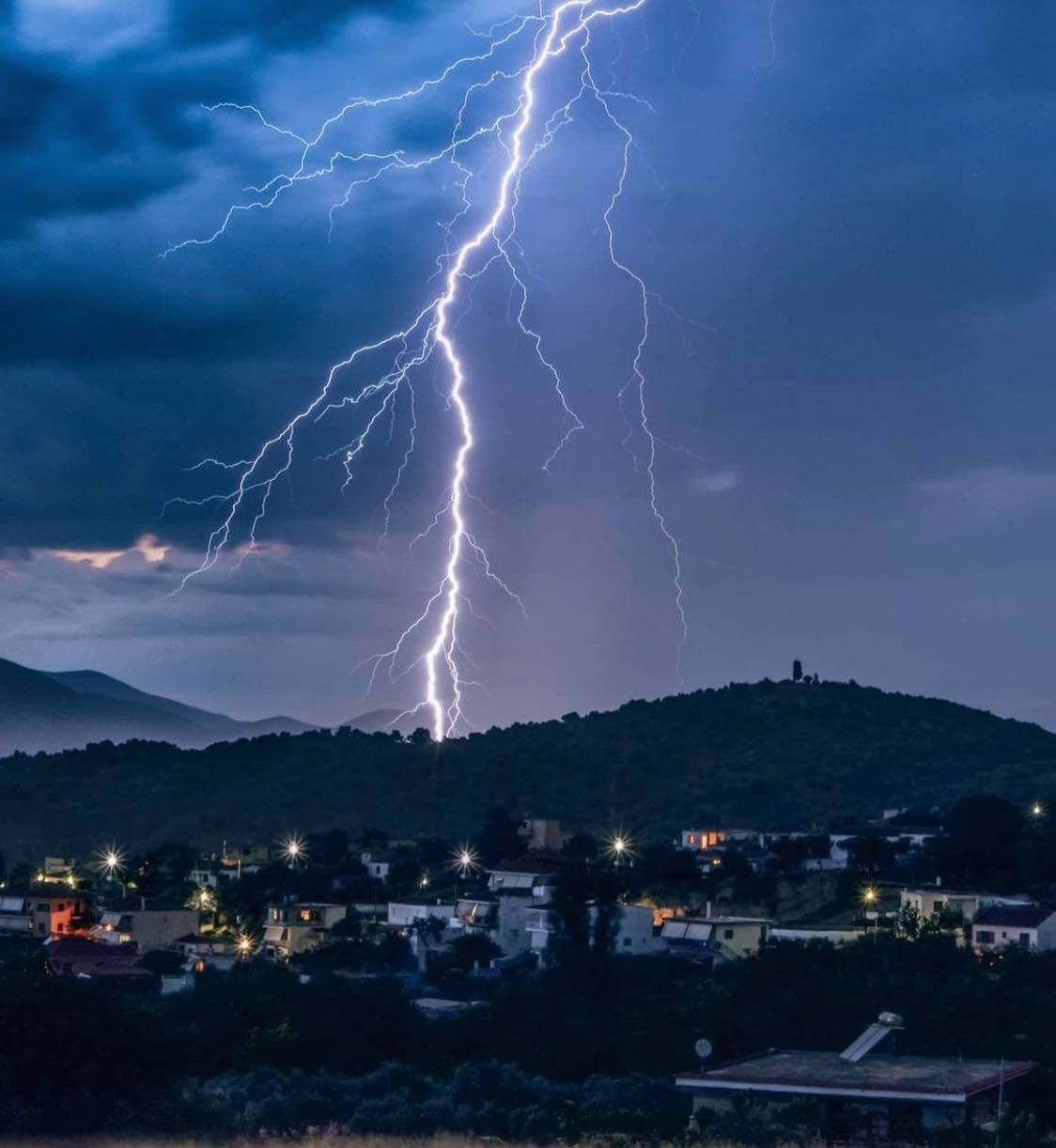 Προσοχή! Προειδοποίηση Meteo για ισχυρές βροχές τη νύχτα στη Βόρεια Εύβοια [χάρτης]