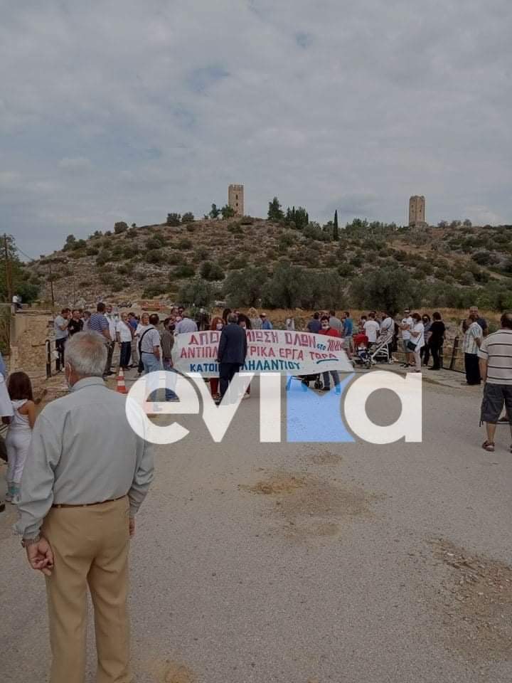 Συγκέντρωση διαμαρτυρίας της Κοινότητας Φύλλων για εγκατάλειψη της πεσμένης γέφυρας και των δρόμων [εικόνες]