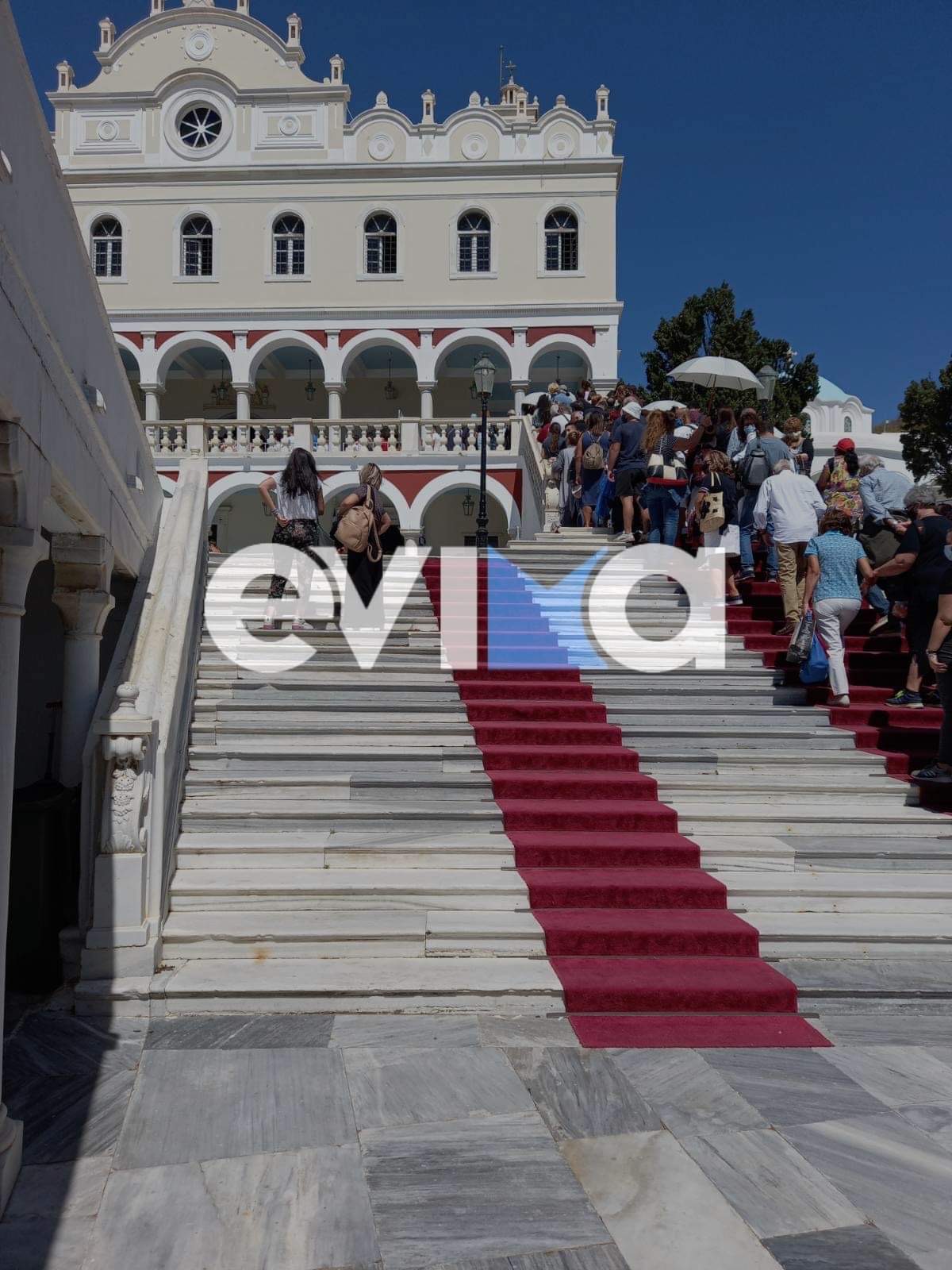 Αρκετοί Ευβοιώτες για προσκύνημα σήμερα στην Τήνο [εικόνες]