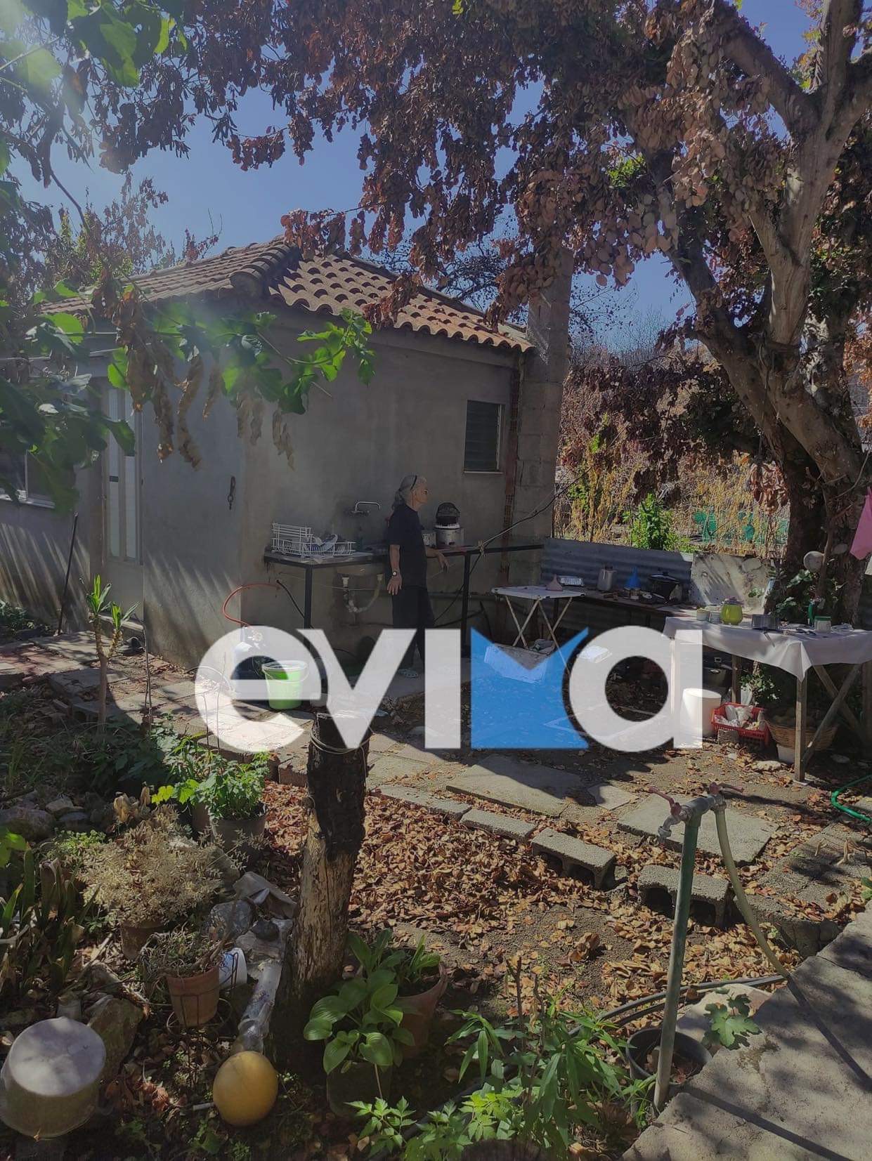Β. Εύβοια: Με δάκρυα στα μάτια βλέπει τους εθελοντές να καθαρίζουν το καμένο της σπίτι [εικόνες]